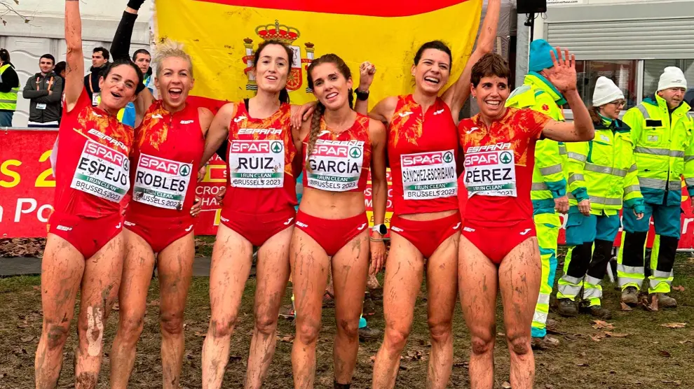 Cristina Espejo, primera por la izquierda, junto al resto de la selección española subcampeona de Europa de cross.