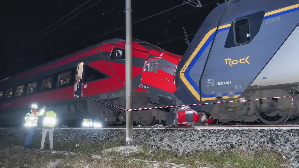 Dos trenes colisionan a lo largo de la línea ferroviaria Bolonia-Rímini, en la zona de Faenza, y resultan heridos 17 pasajeros.