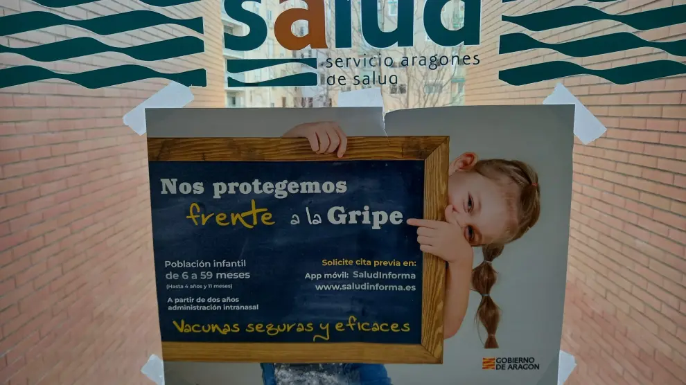 Un cartel informa sobre la vacunación antigripal dirigida a la población infantil en el área de Pediatría del centro de salud de Sagasta.