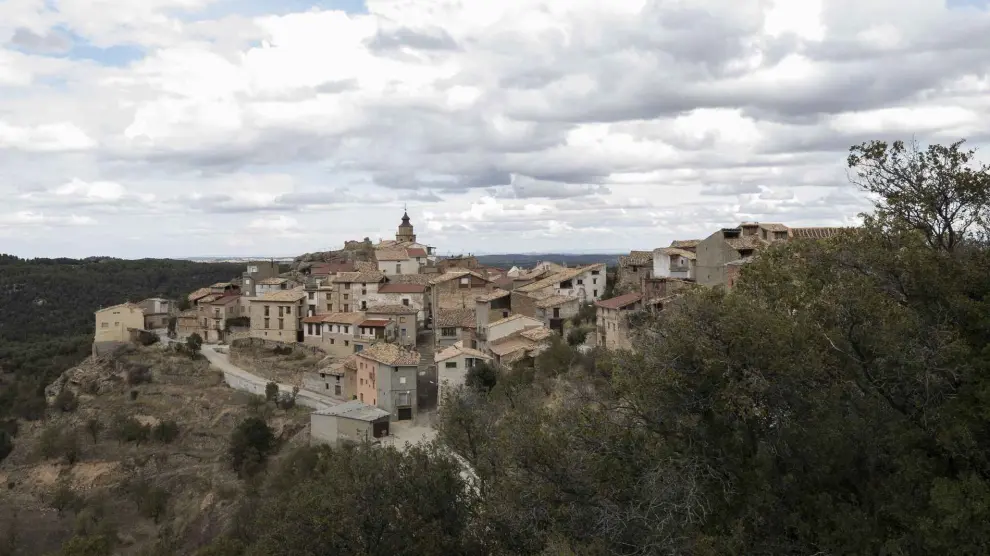 Vista del pueblo pequeño de Teruel que está rodeado de barrancos