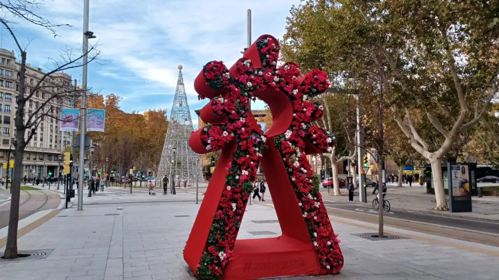 La Virgen del Pilar de la plaza de Aragón se viste de flores rojas por Navidad.