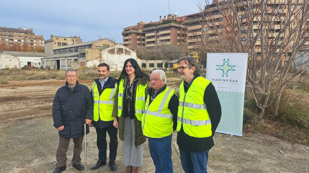 Propietarios y promotores junto a la alcaldesa de Huesca y el concejal de Urbanismo en el solar de Harineras.