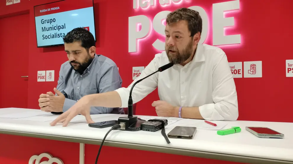 Los concejales José Antonio Guillén, a la derecha, y Vicente Piñeiro, en la sede del PSOE.