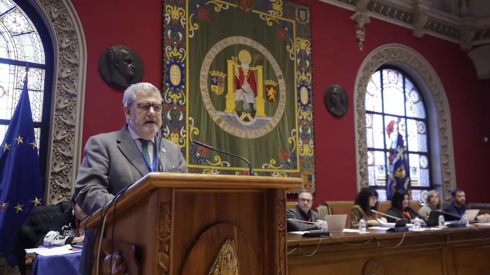 El rector de la Universidad de Zaragoza, durante su intervención en el claustro celebrado este jueves en el Paraninfo.