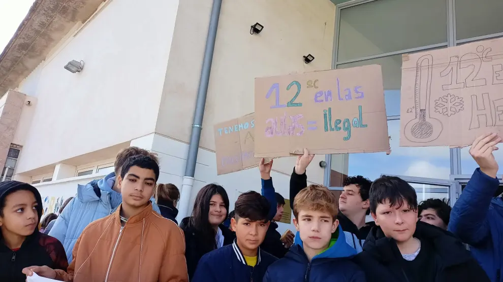 Los alumnos han protestado a las puertas del centro con carteles confeccionados por ellos.