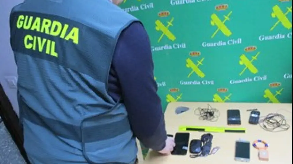 La Guardia Civil detecta a 11 personas utilizando medios ilícitos para aprobar el teórico de conducir.