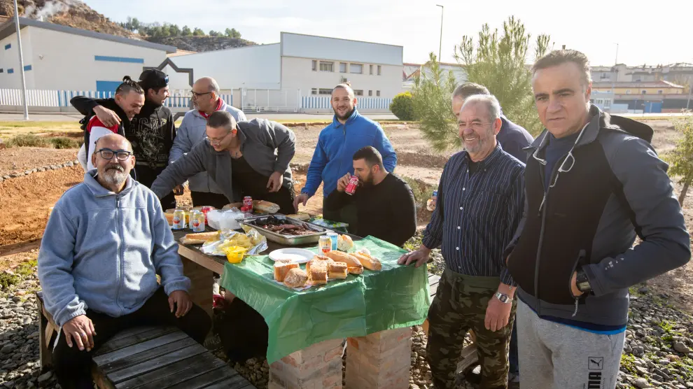 Un grupo de presos despide con un picnic en la zona exterior de la cárcel de Teruel a un compañero que pasa a tercer grado.