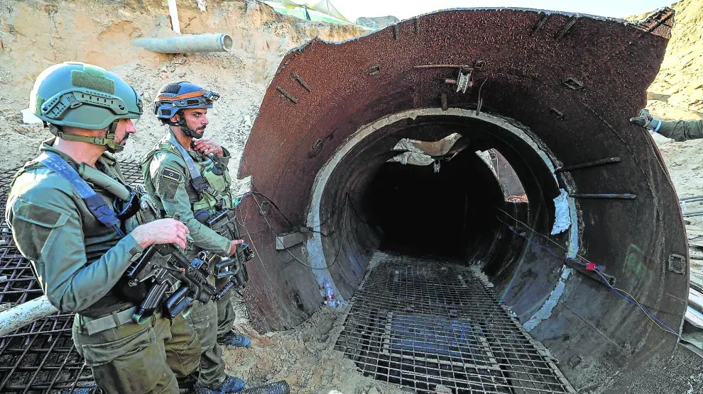 Soldados israelíes, en la entrada del túnel.