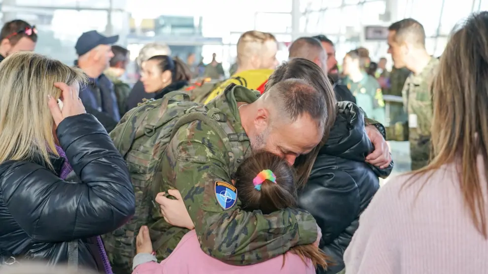 Los militares de la Brigada Aragón se despiden de sus familias, ayer, en el aeropuerto de Zaragoza.