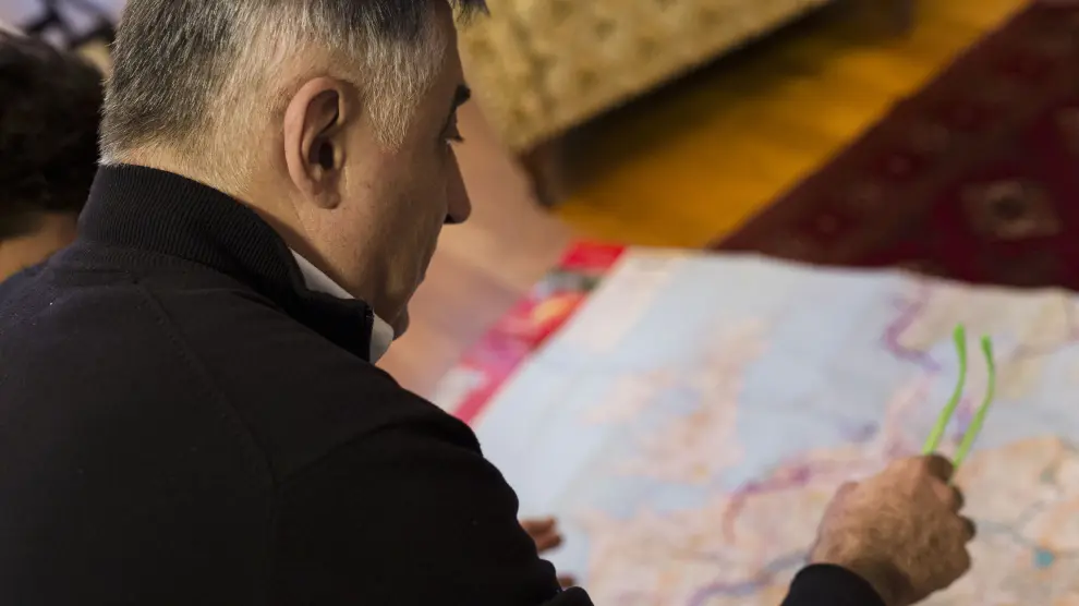 Gervasio Sánchez enseña un mapa y nos indica sus innumerables trayectos por el mundo.