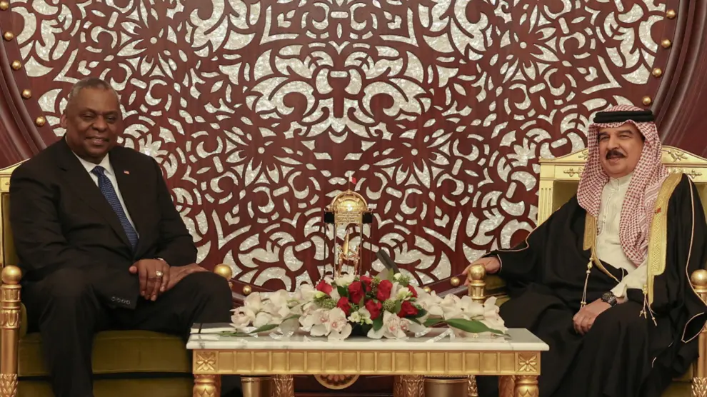 U.S. Secretary of Defense Lloyd Austin meets Bahrains King, Hamad bin Isa al-Khalifa at Sakhir Palace, in Sakhir, Bahrain, December 19, 2023. Bahrain News Agency/Handout via REUTERS ATTENTION EDITORS - THIS PICTURE WAS PROVIDED BY A THIRD PARTY [[[REUTERS VOCENTO]]]