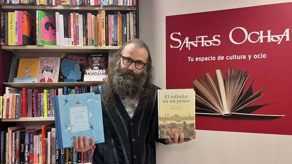 El librero Eugenio Ramo, con los dos último libros de Irene Vallejo.