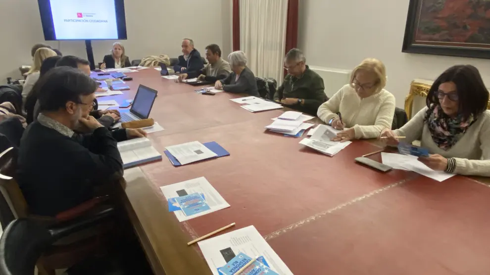 Reunión del Consejo Ciudadano de Huesca en la sala de comisiones del Ayuntamiento este martes.