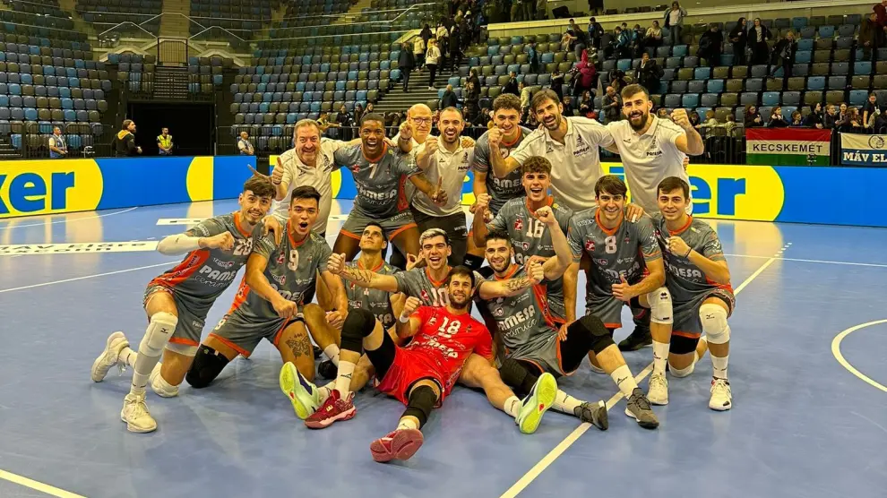 Los jugadores del Pamesa celebran el triunfo al final del partido disputado este jueves en Hungría.