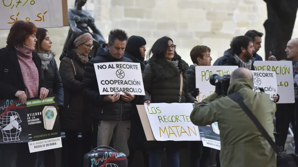 Representantes de las 21 oenegés de Huesca han protestado delante del Ayuntamiento por la reducción de las ayudas a la cooperación
