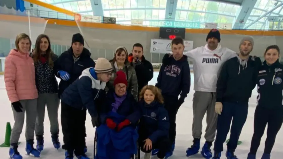 Foto de familia de una de las sesiones en la pista de hielo de Jaca.