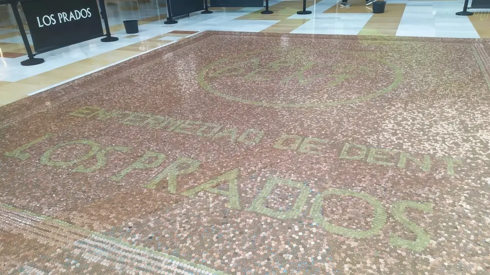 Récord Guinness al mosaico más grande del mundo hecho con monedas en el centro comercial Los Prados, en Oviedo..LOS PRADOS..21/12/2023 [[[EP]]]