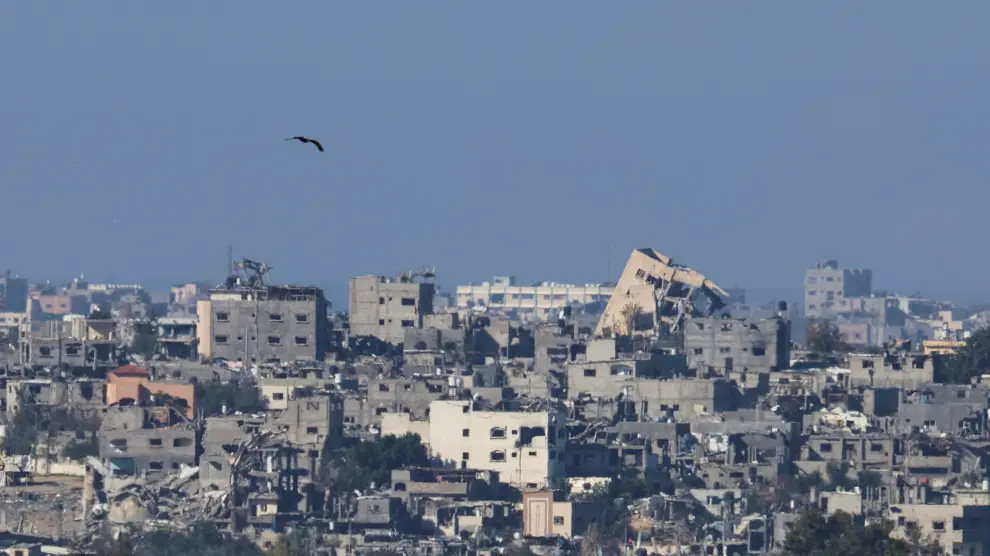 A bird flies over damaged buildings in Gaza, amid the ongoing conflict between Israel and the Palestinian Islamist group Hamas, as seen from southern Israel, December 26, 2023. REUTERS/Violeta Santos Moura [[[REUTERS VOCENTO]]]
