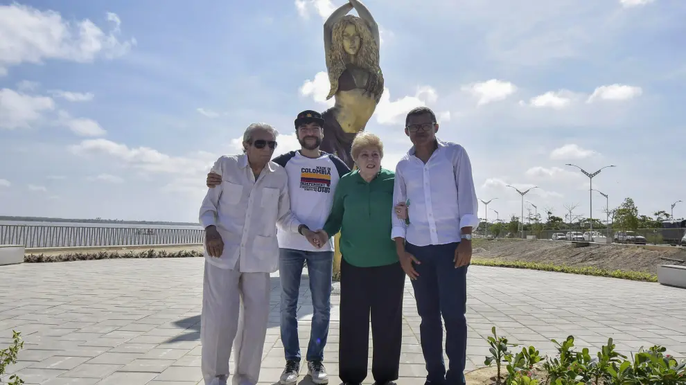 Presentan una escultura de Shakira de más de 6 metros en Barranquilla.