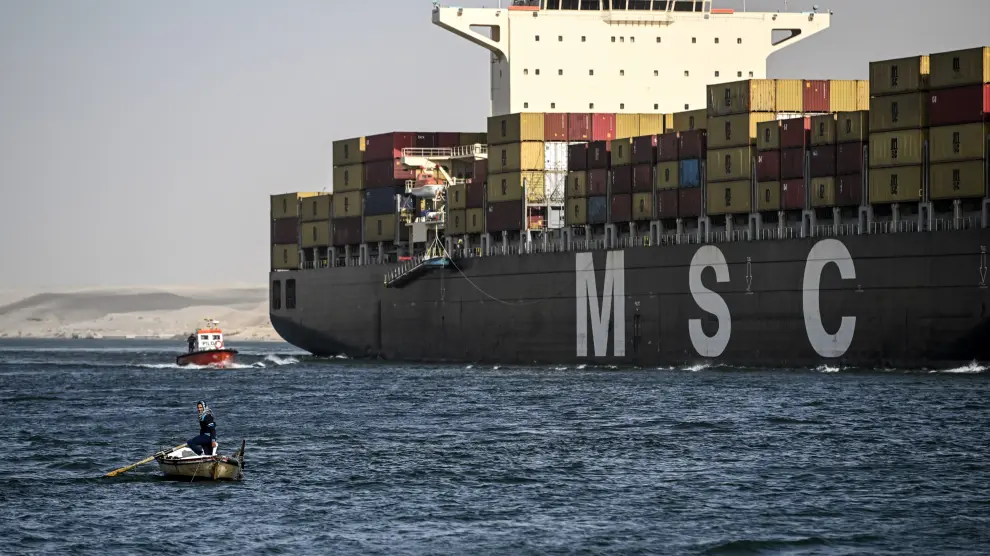 Un carguero de la naviera MSC cruza el canal de Suez hacia el Mar Rojo.