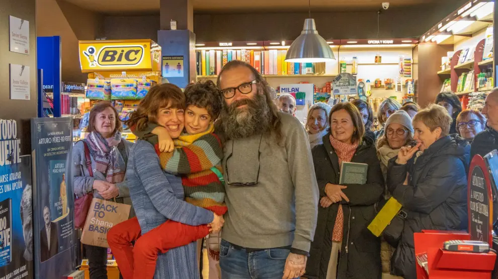 Irene Vallejo, su hijo Pedro y el librero Eugenio Ramo, ayer, en la libreríaSantos Ochoa de Alcañiz. S. O.