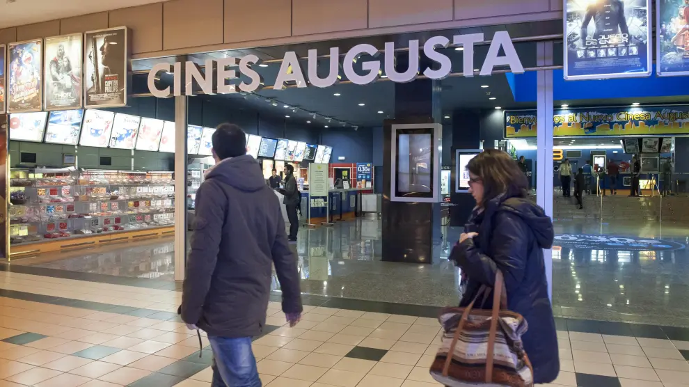 Cines del centro comercial Augusta antes de su cierre en noviembre de 2013.