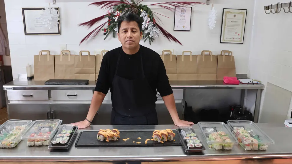 Abel Mora, en su nuevo puesto de sushi en el Mercado de San Miguel.