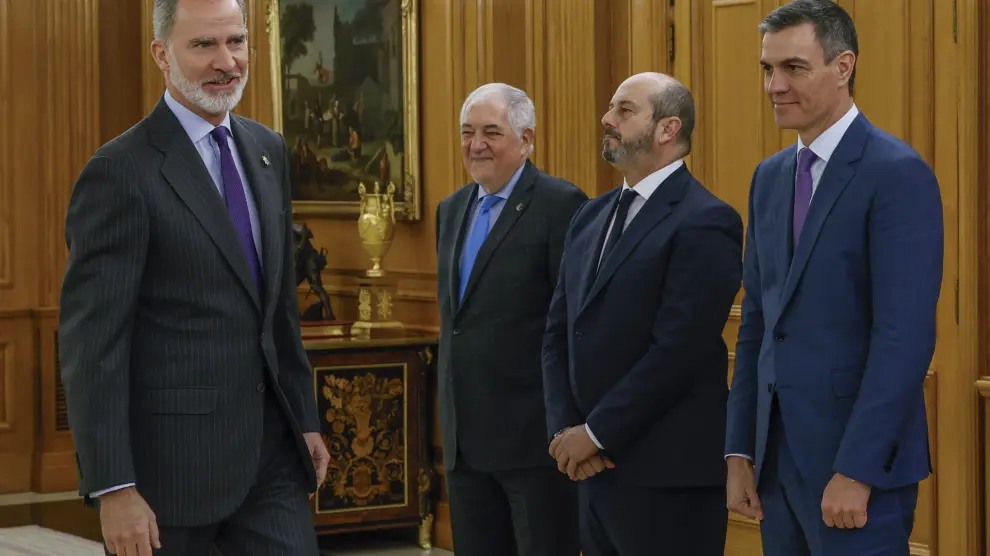 El rey Felipe VI (i) saluda al presidente del Gobierno, Pedro Sánchez (d) junto al presidente del Senado, Pedro Rollán (2d) y el presidente del Tribunal Constitucional, Cándido Conde-Pumpido (3d) durante la jura de los nuevos cargos