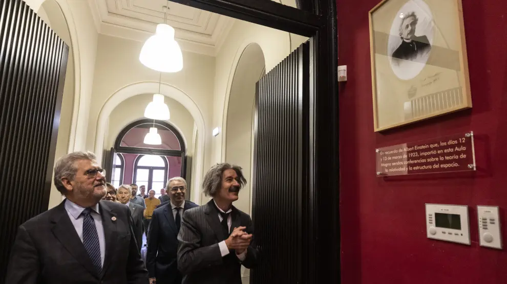 Jesús Pescador, disfrazado de Einstein junto al rector José Antonio Mayoral, entra en el Aula Magna del Paraninfo y mira el retrato que le hizo al científico Gustavo Freudenthal.