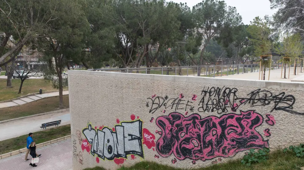 Grafitis también en el acceso a la zona nueva del parque.