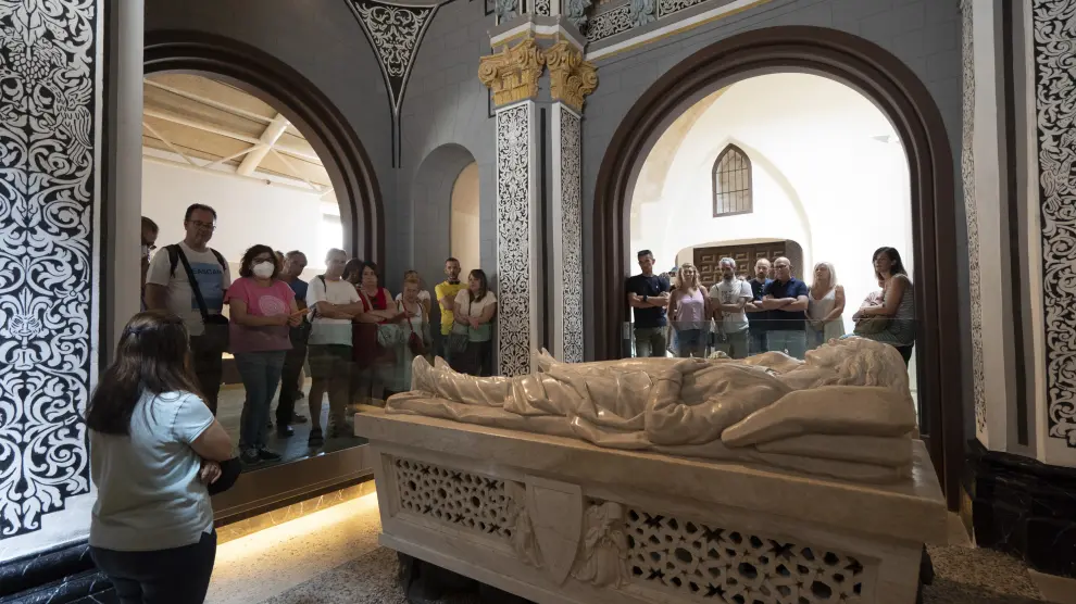 Un grupo de visitantes, en el Mausoleo de Los Amantes.
