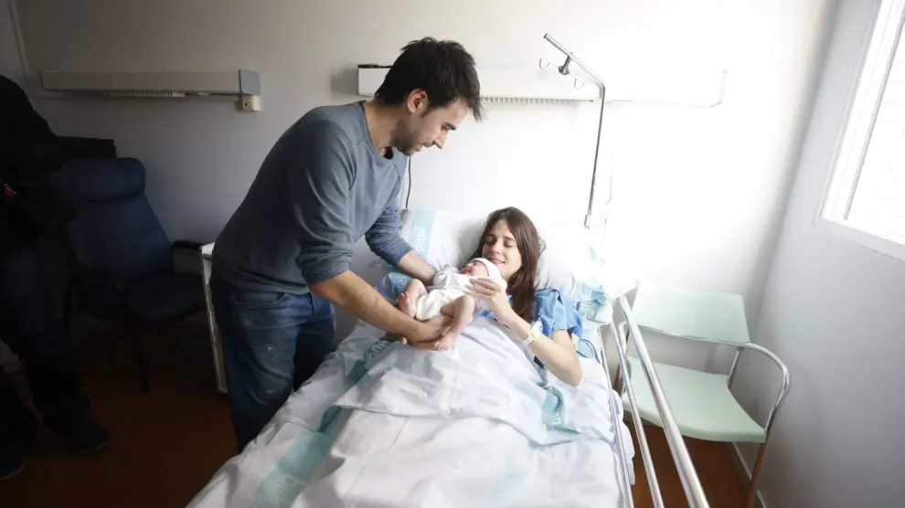 Primer aragonés de 2024: María Teresa Navarro y Carlos Escolano con su hija Vera, en el hospital Miguel Servet de Zaragoza