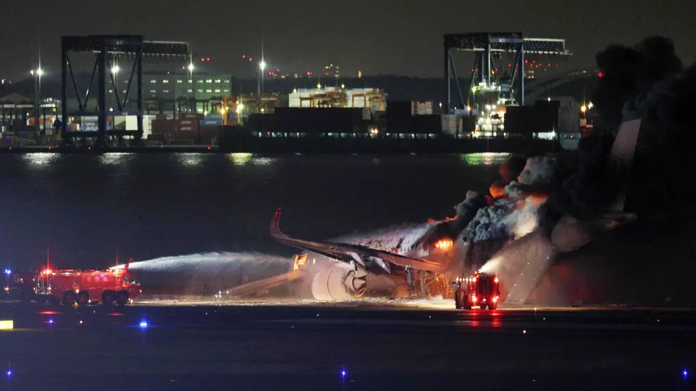 Avión aterriza en llamas en Tokio