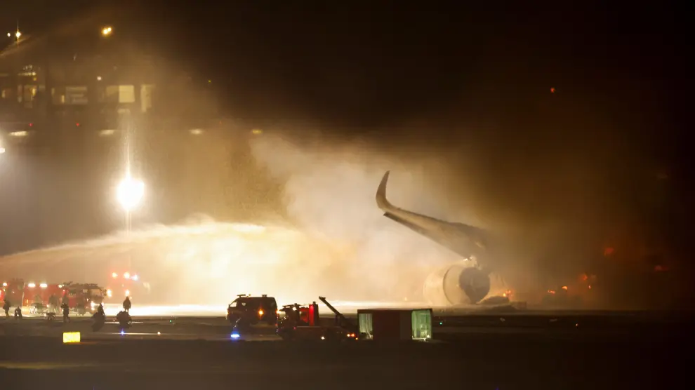 Incendio del Airbus-A350 de la compañía Japan Airlines en el aeropuerto Haneda de Tokio