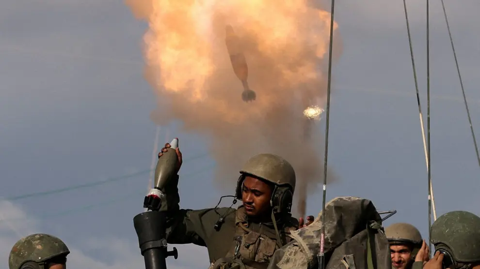 Soldados israelís abren fuego contra Gaza.