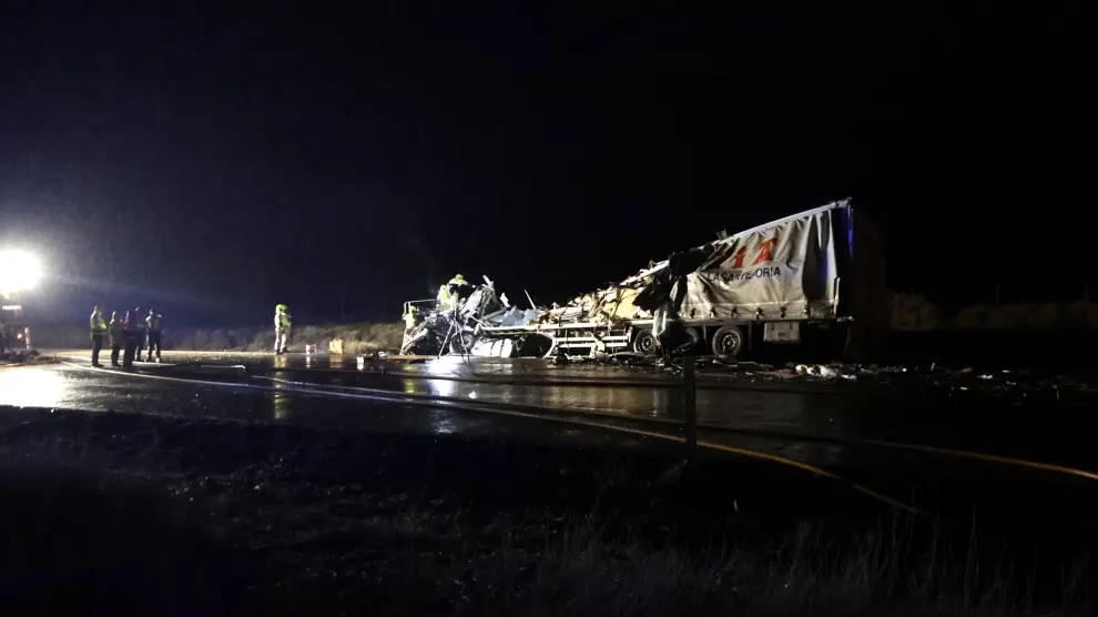 Dos camioneros mueren en un choque frontal en la N-II, en Osera de Ebro.
