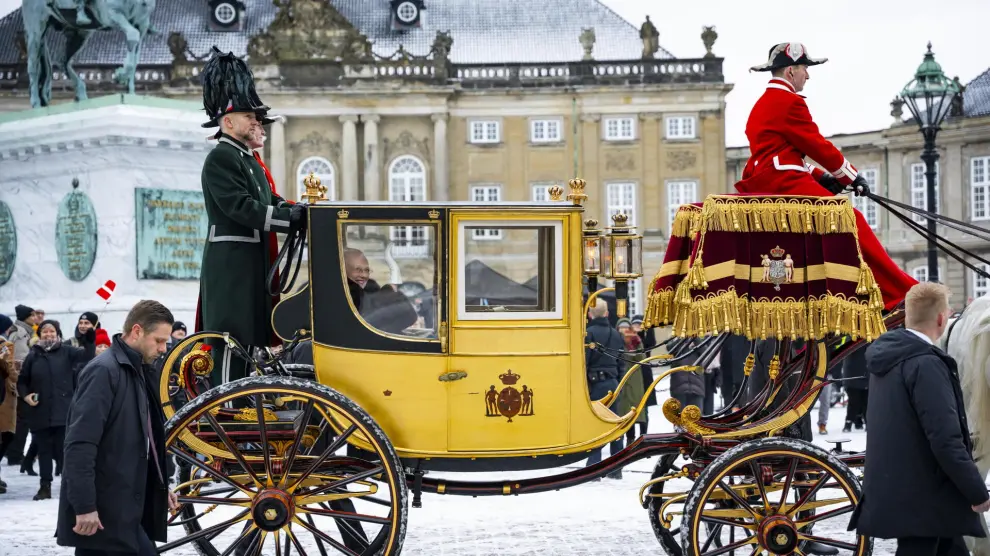Copenhagen (Denmark), 04/01/2024.- Denmark's Queen Margrethe is escorted by the Gardehusar Regiment's Horseskort in the gold carriage from Christian IX's Palace, Amalienborg to Christiansborg Palace for the New Year's reception, in Copenhagen, Denmark, 04 January 2024. This is the Queen's final ride in a gold carriage before officially giving up her throne. Queen Margrethe II, 83, who has reigned for 52 years, on 31 December 2023 announced that she would step down as regent on 14 January 2024, the 52nd anniversary of her accession to the throne. Her son, Crown Prince Frederik, will take over the throne as King Frederik X. (Dinamarca, Copenhague) EFE/EPA/EMIL NICOLAI HELMS DENMARK OUT