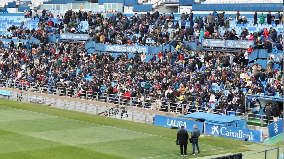 Imagen de la tribuna de preferencia del estadio de La Romareda, casi llena con 5.000 seguidores zaragocistas en el entrenamiento de este jueves.