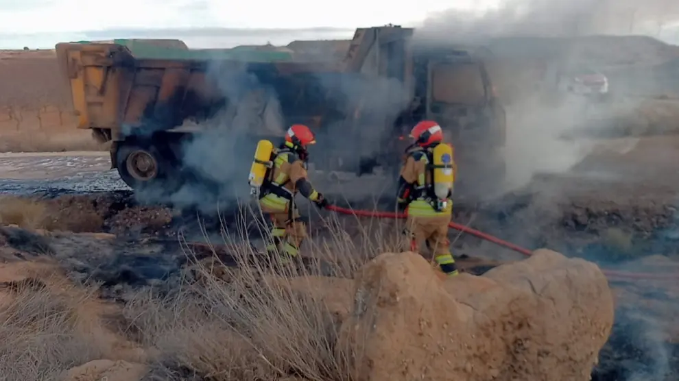 Los bomberos han tenido que utilizar espumógeno y 16.000 litros de agua para sofocar el incendio.