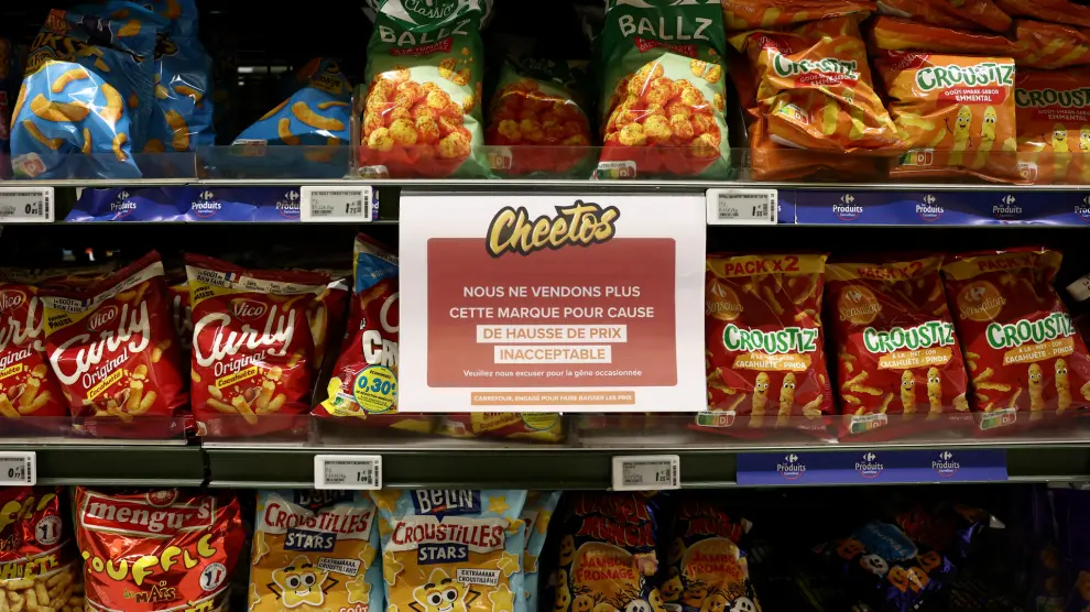 A sign reading We are no longer selling this brand due to unacceptable price increases. We apologize for the inconvenience caused. is seen on a shelf for PepsiCo product Cheetos at a Carrefour hypermarket in Paris, France, January 4, 2024. REUTERS/Stephanie Lecocq [[[REUTERS VOCENTO]]]