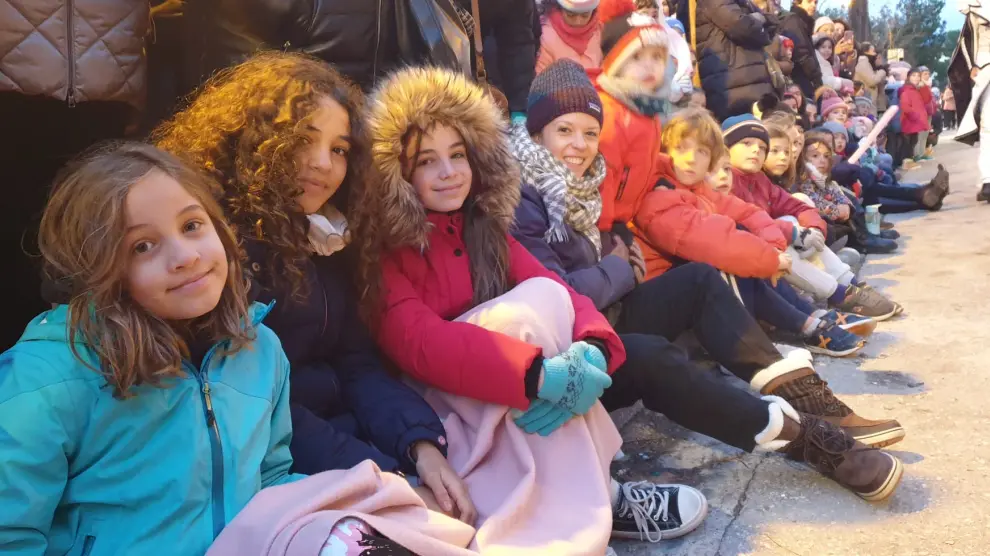 Varios niños esperando a Sus Majestades en Zaragoza.