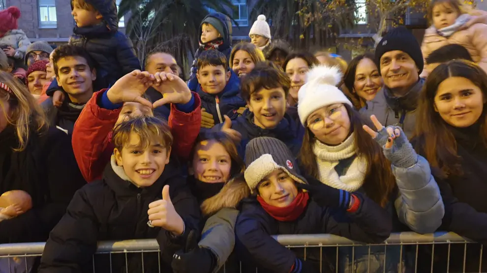 Varios niños, ilusionados, asisten a la Cabalgata en el centro de Zaragoza.