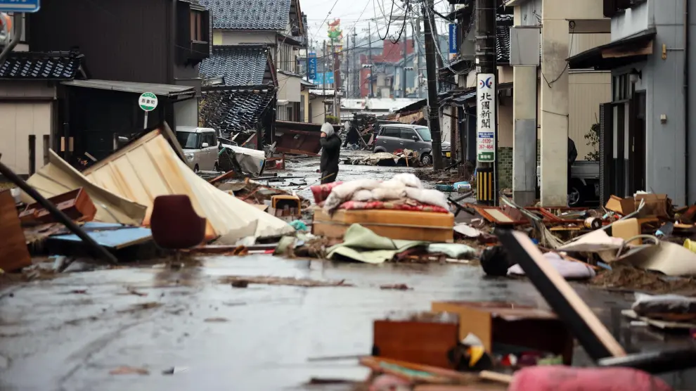 Un hombre, en una calle llena de restos de los edificios dañados a causa del terremoto en la ciudad japonesa de Suzu, en la prefectura de Ishikawa