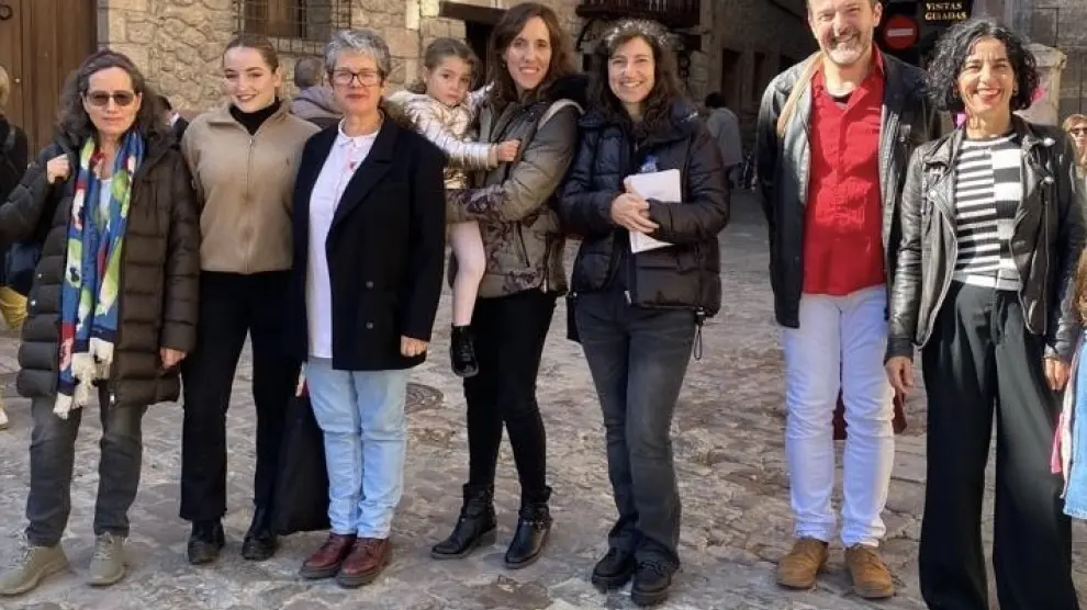 Algunos de los autores del libro, fotografiados en la Plaza de Albarracín.