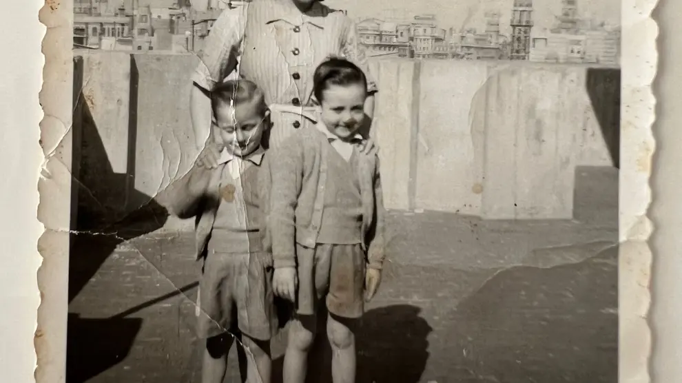 Amalia Martín posa en los años 50 en una terraza en la calle de Colón de Valencia con los niños a los que cuidaba como interna.