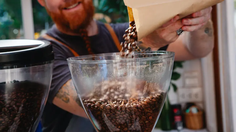 Descubre qué sucede en el interior del molinillo de café, cuando los granos colisionan entre sí y con el mecanismo.