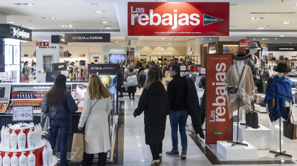 Comienzan lar rebajas en tiendas y centros comerciales de Aragón tras la Navidad.