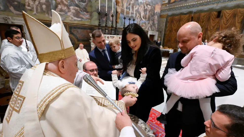 El Papa bautiza a 16 niños en la Capilla Sixtina del Vaticano