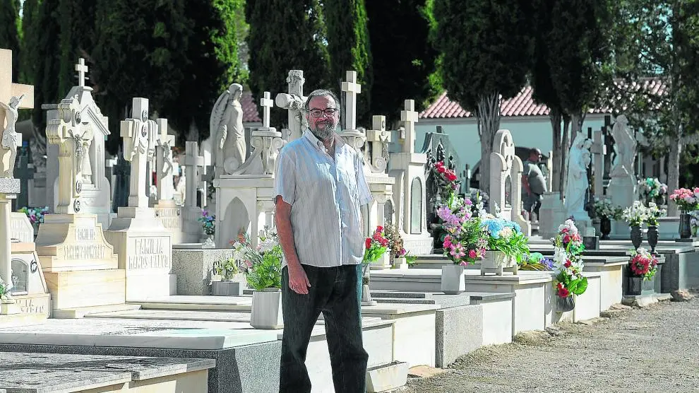 Juan Carlos Navarro, en el cementerio de Teruel.