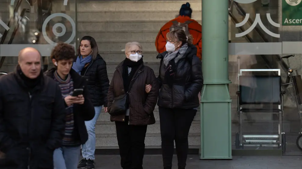 Dos personas con mascarillas, este lunes en la puerta del Hospital Clínico de Barcelona.